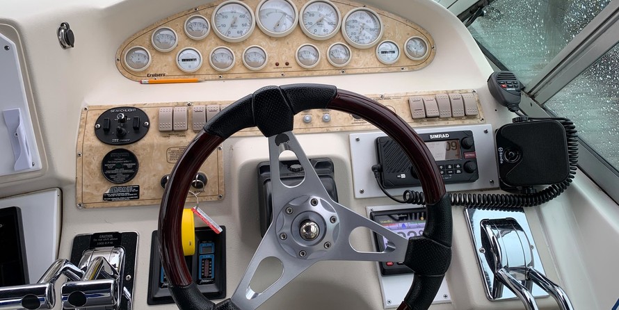 Cruisers yachts 3375 express