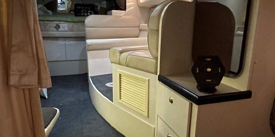 Cruisers yachts 3375 express