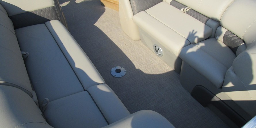 Sun Tracker Party Barge 22 DLX