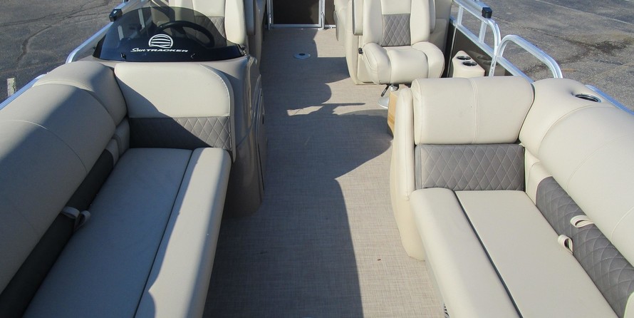 Sun Tracker Party Barge 22 DLX