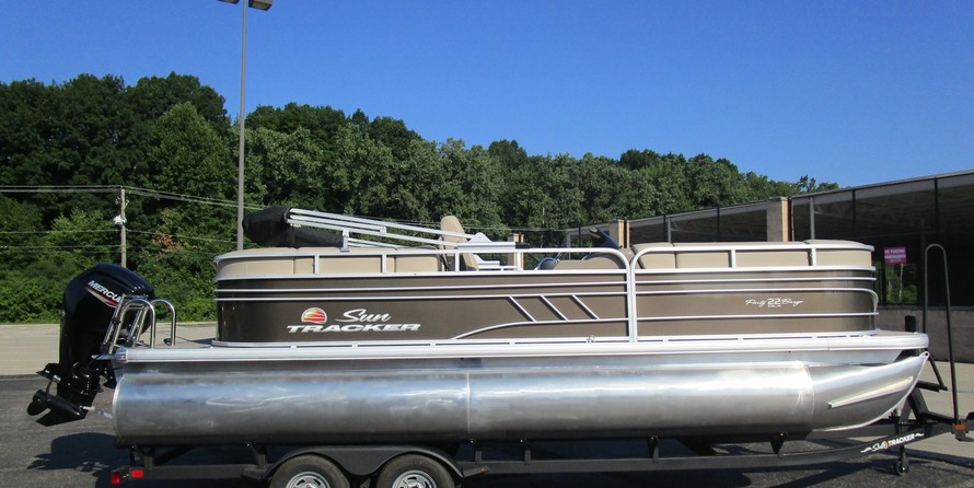 Sun Tracker Party Barge 22 DLX
