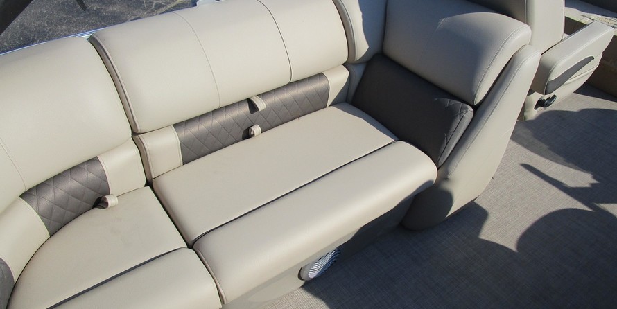 Sun Tracker Party Barge 22 DLX