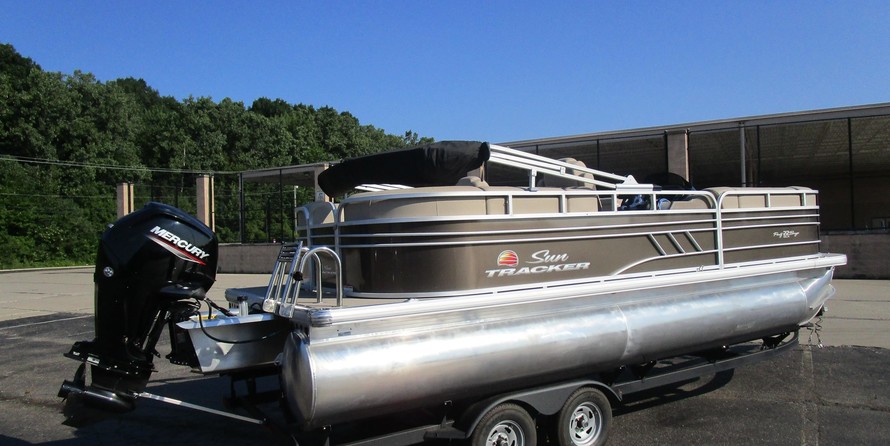 Sun Tracker Party Barge 22 DLX