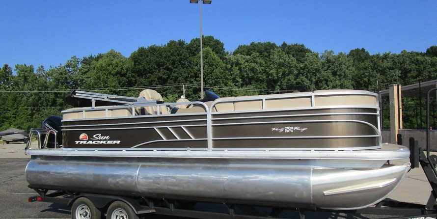 Sun Tracker Party Barge 22 DLX