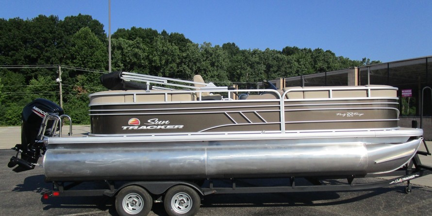 Sun Tracker Party Barge 22 DLX