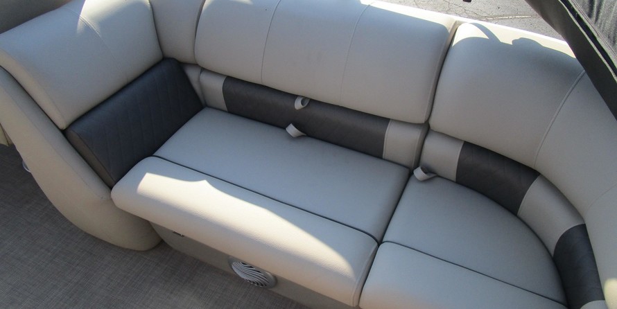 Sun Tracker Party Barge 22 DLX