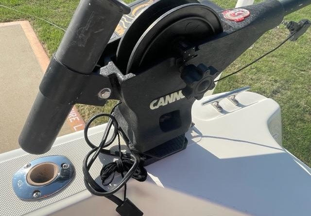 Hydra-sports bay bolt 2000 center console