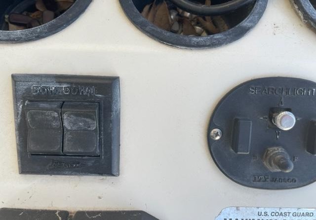 Hydra-sports bay bolt 2000 center console