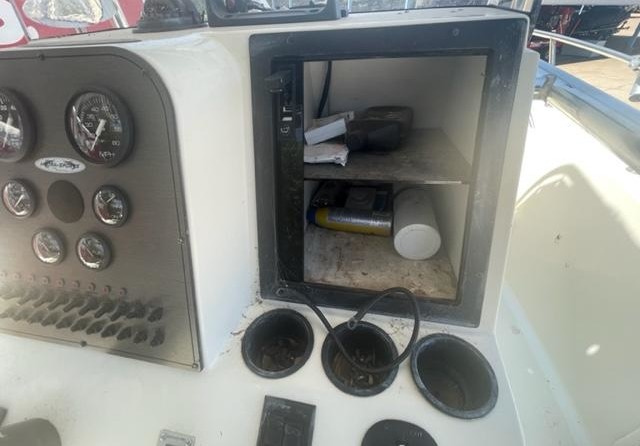 Hydra-sports bay bolt 2000 center console