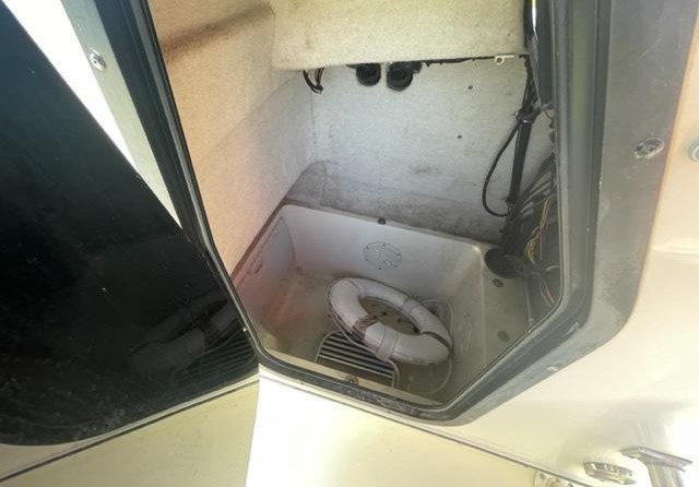 Hydra-sports bay bolt 2000 center console