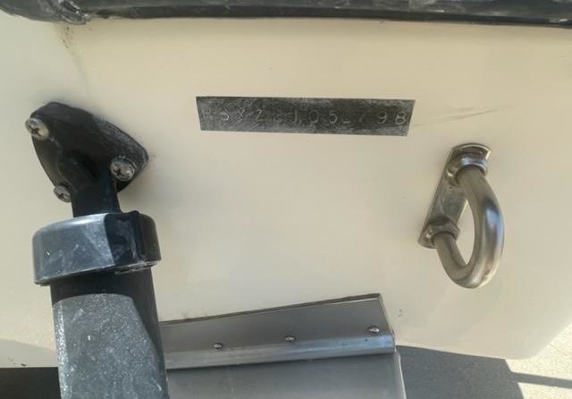 Hydra-sports bay bolt 2000 center console