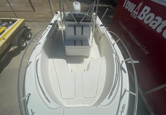 Hydra-sports bay bolt 2000 center console