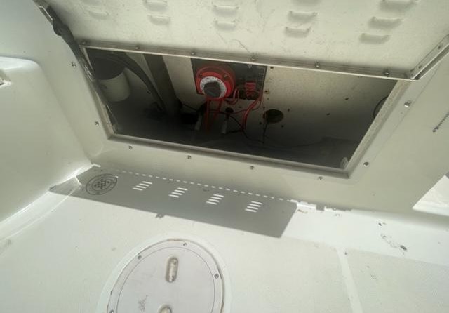 Hydra-sports bay bolt 2000 center console