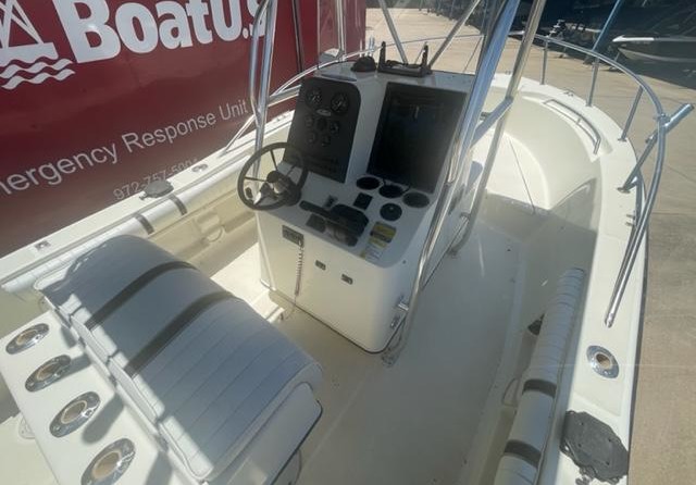 Hydra-sports bay bolt 2000 center console