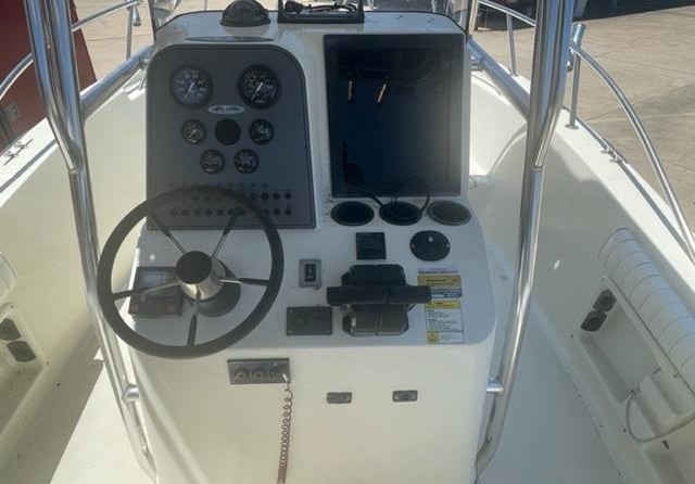 Hydra-sports bay bolt 2000 center console