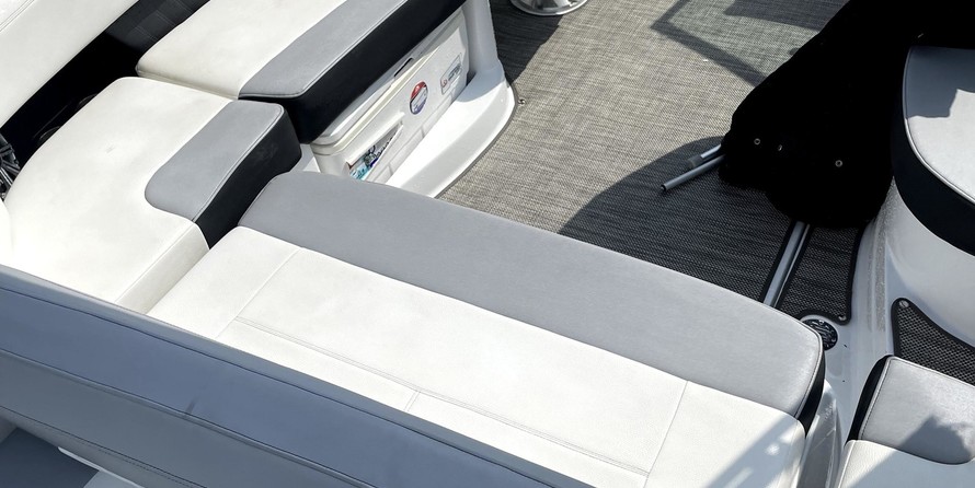 Cruisers Yachts 258 Bow Rider