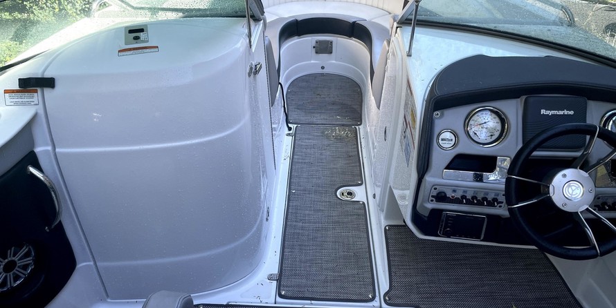 Cruisers Yachts 258 Bow Rider