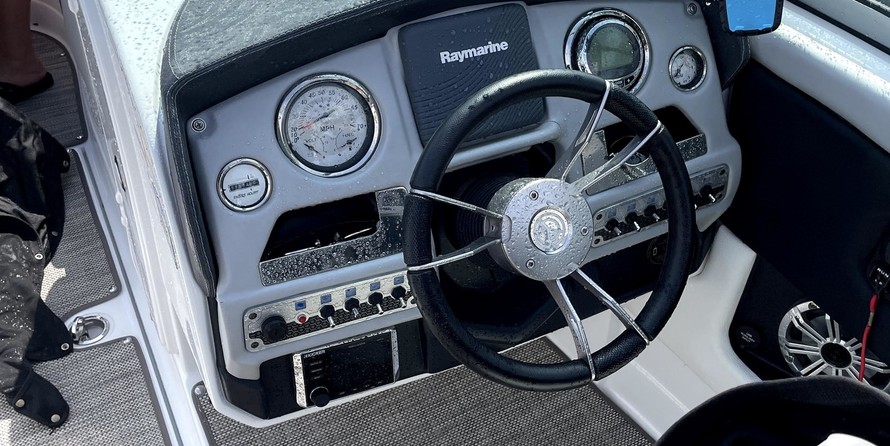 Cruisers Yachts 258 Bow Rider