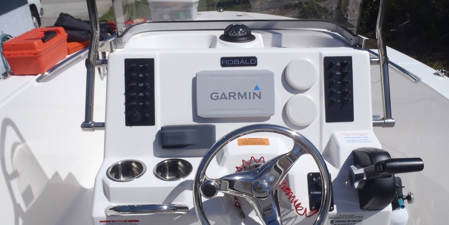 Robalo centre console r180