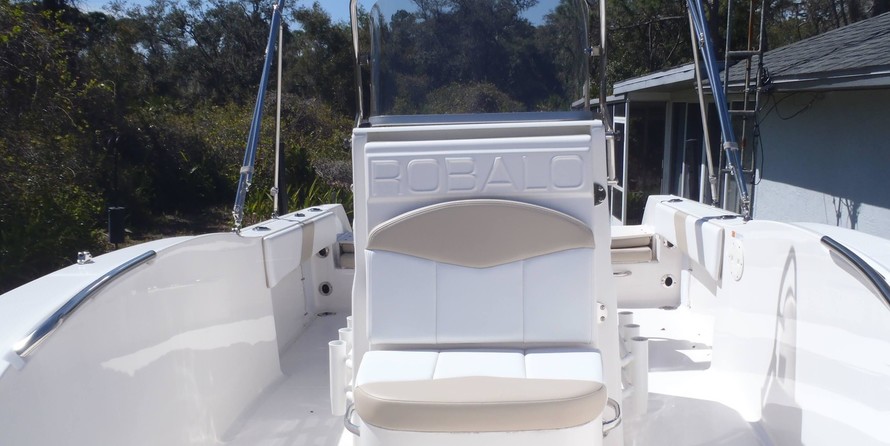 Robalo centre console r180