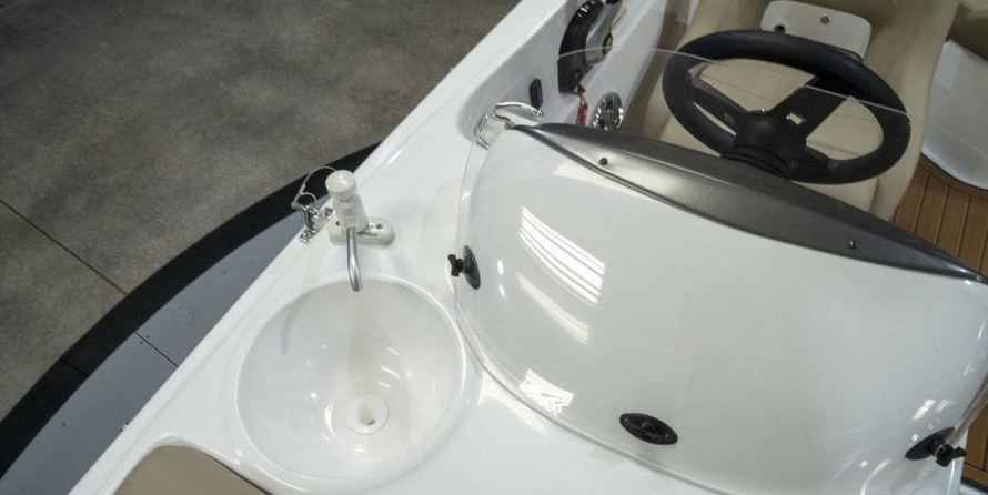 Hurricane 201 sundeck sport