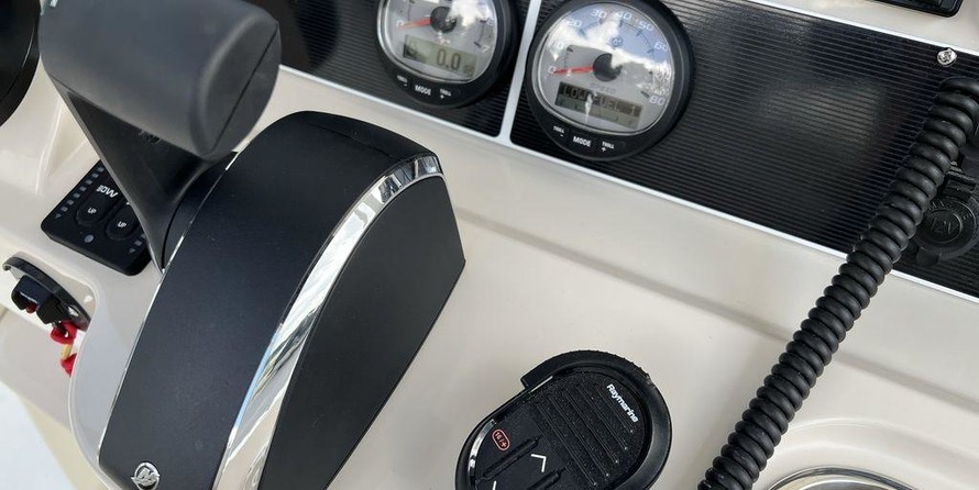 Boston Whaler 270 Dauntless