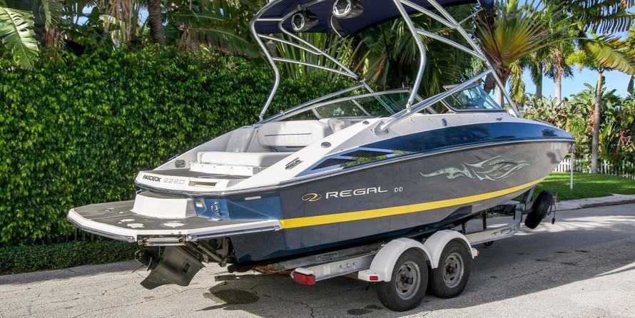 Regal 2220 FasDeck