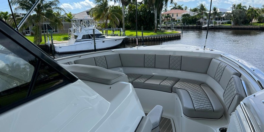 Pursuit S 358 Sport