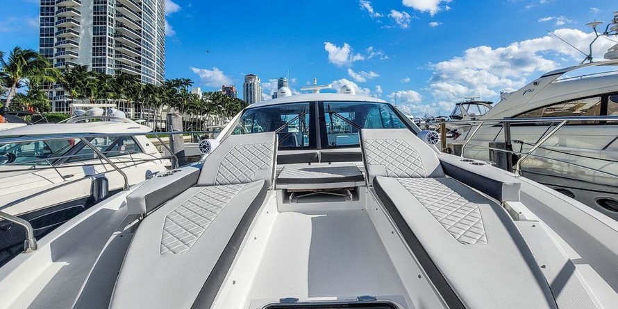 Cruisers Yachts 50 Cantius