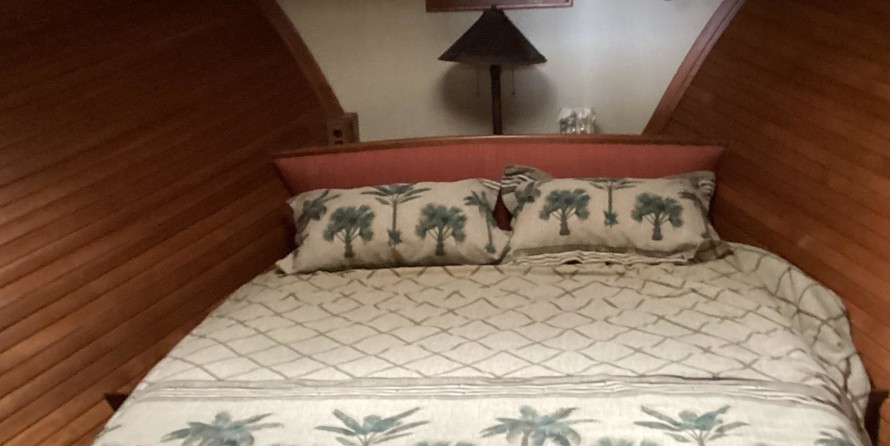 Trojan 32 flybridge sedan