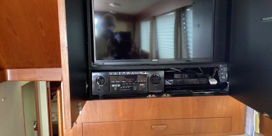 Trojan 32 flybridge sedan