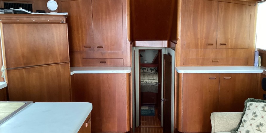 Trojan 32 flybridge sedan