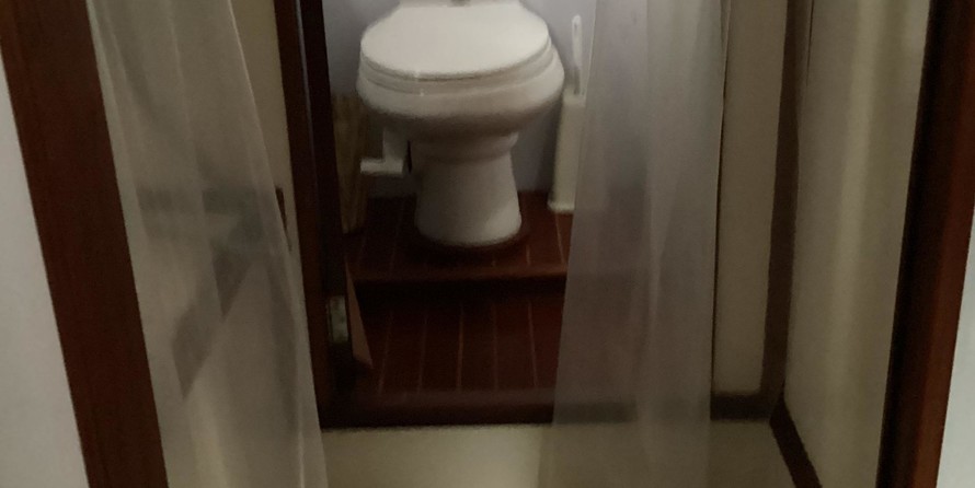 Trojan 32 flybridge sedan