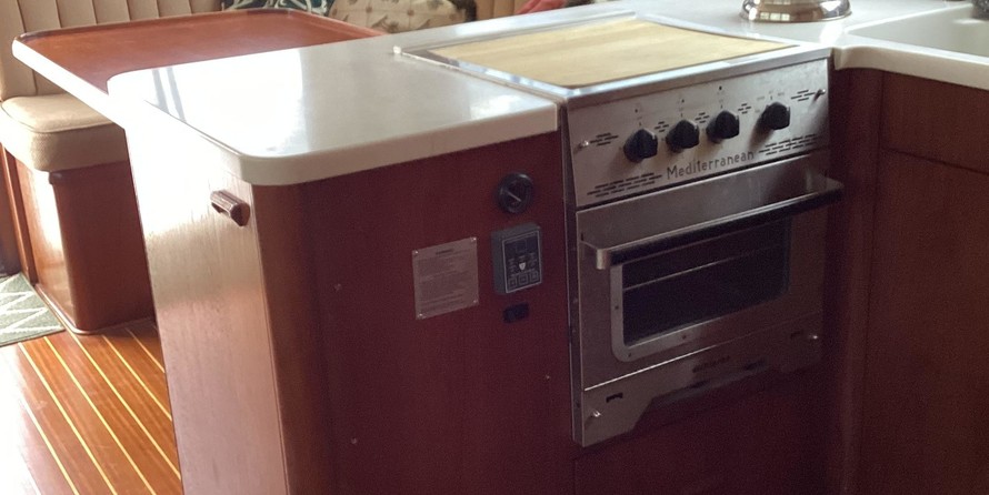 Trojan 32 flybridge sedan