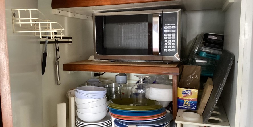 Trojan 32 flybridge sedan