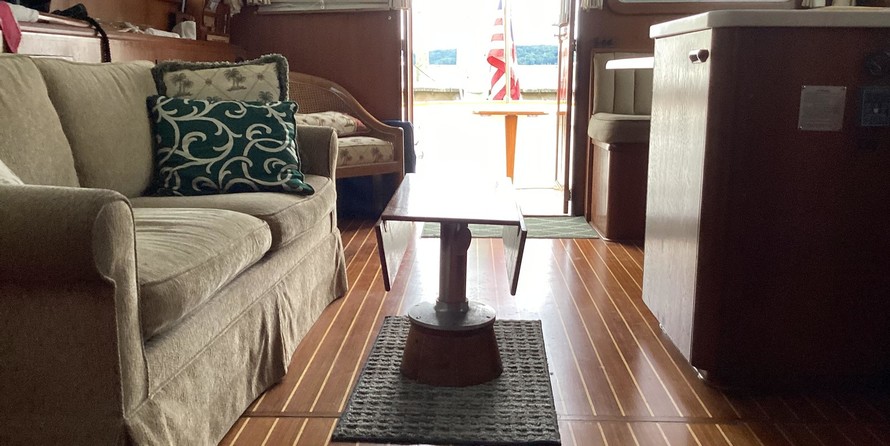 Trojan 32 flybridge sedan