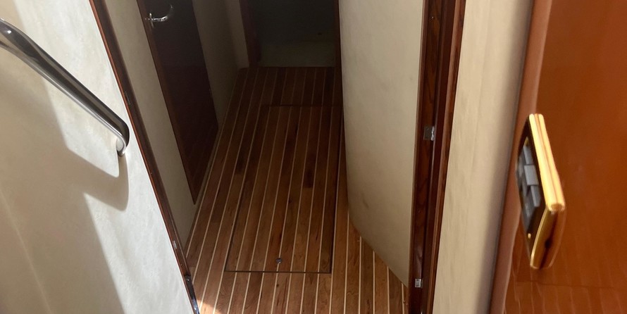 Sea ray 480 sedan bridge