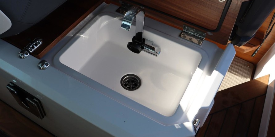 Axopar 28 Cabin