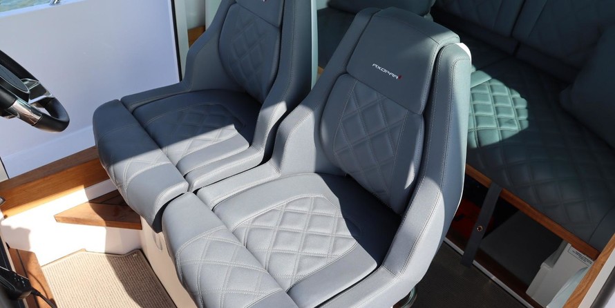 Axopar 28 Cabin