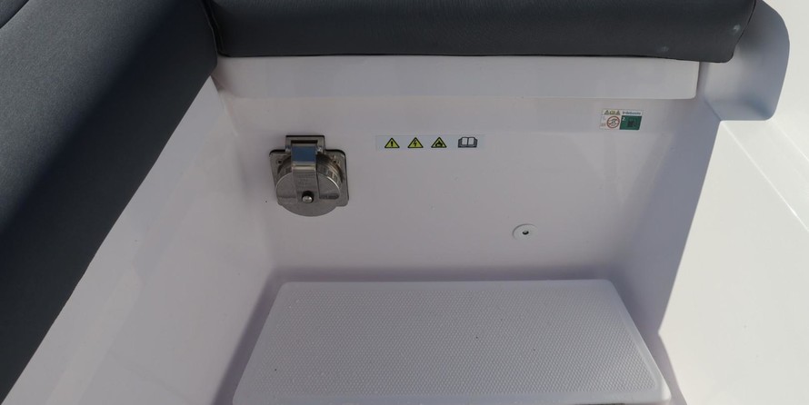 Axopar 28 Cabin