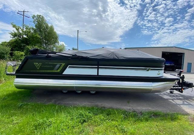 60 x 16 tri-toon passenger vessel