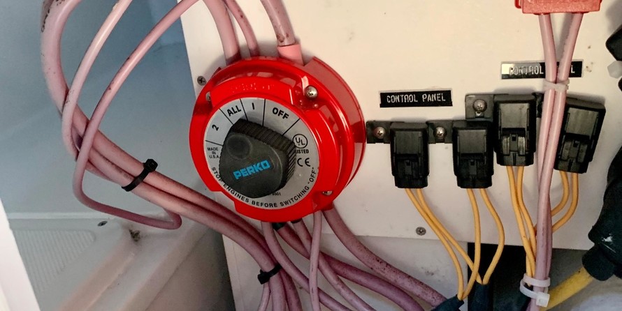 Glacier bay isle runner blue hull 2670