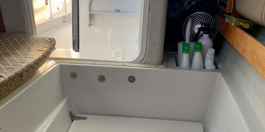 Glacier bay isle runner blue hull 2670