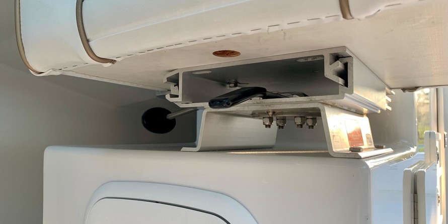 Glacier bay isle runner blue hull 2670