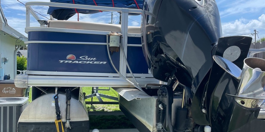 Sun Tracker Fishin Barge 22 DLX