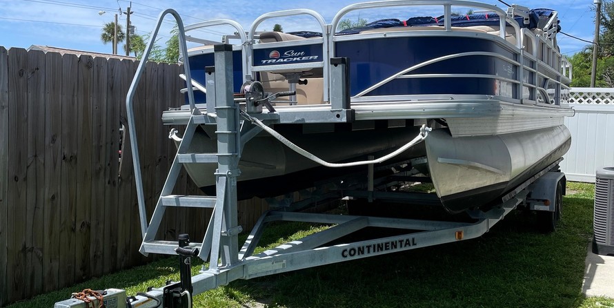 Sun Tracker Fishin Barge 22 DLX