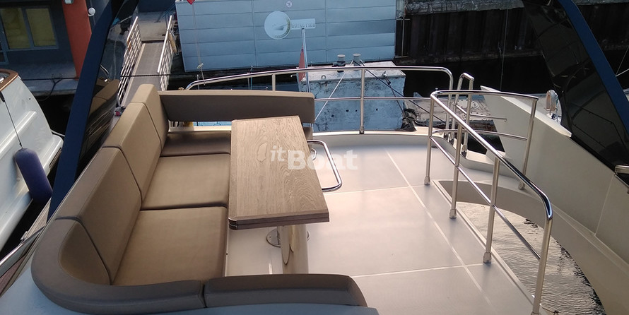 Marquis 630 Sport Yacht