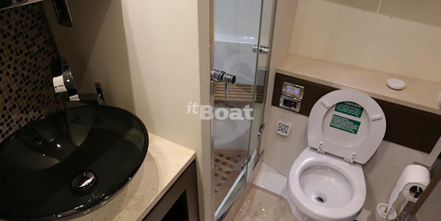 Marquis 630 Sport Yacht