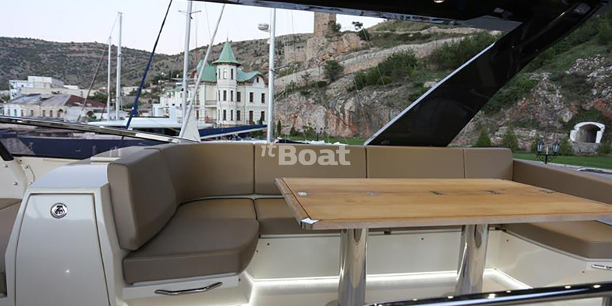 Marquis 630 Sport Yacht