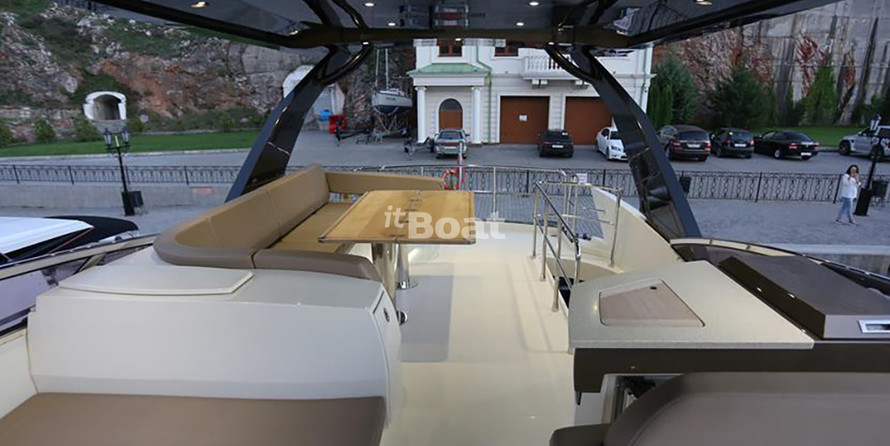 Marquis 630 Sport Yacht